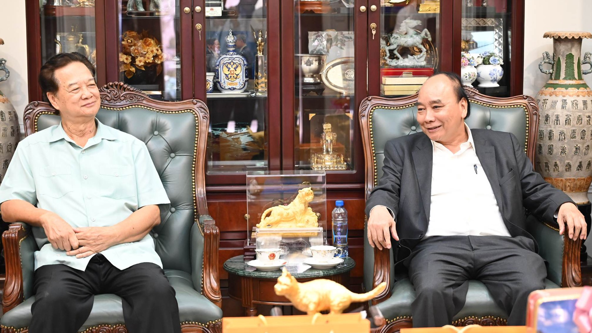 Chủ tịch nước Nguyễn Xuân Phúc thăm hỏi sức khỏe, chúc tết nguyên Thủ tướng Nguyễn Tấn Dũng và gia đình. Ảnh: VĂN MINH