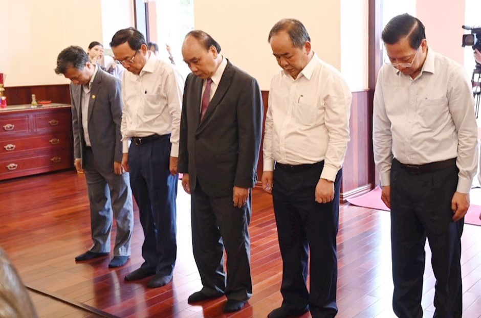 Đồng chí Nguyễn Xuân Phúc cùng các đại biểu dành phút mặc niệm tưởng niệm Chủ tịch Hồ Chí Minh.  Ảnh: S.Hải