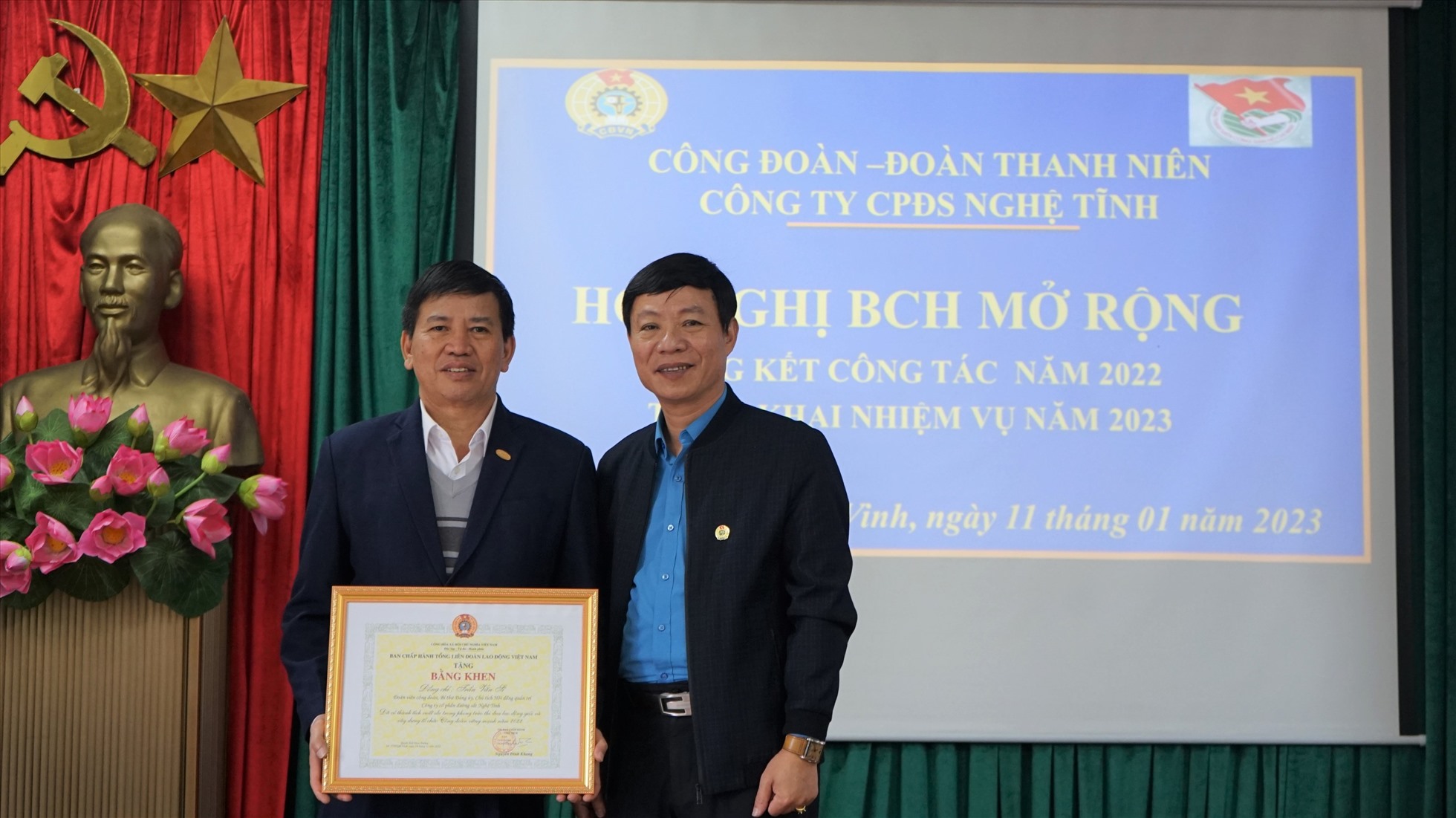 Ông Mai Thành Phương - Chủ tịch Công đoàn Đường sắt Việt Nam trao Bằng khen của Tổng LĐLĐ Việt Nam cho ông Cao Tiến Hùng - Giám đốc Công ty. Ảnh: Chu Kiên