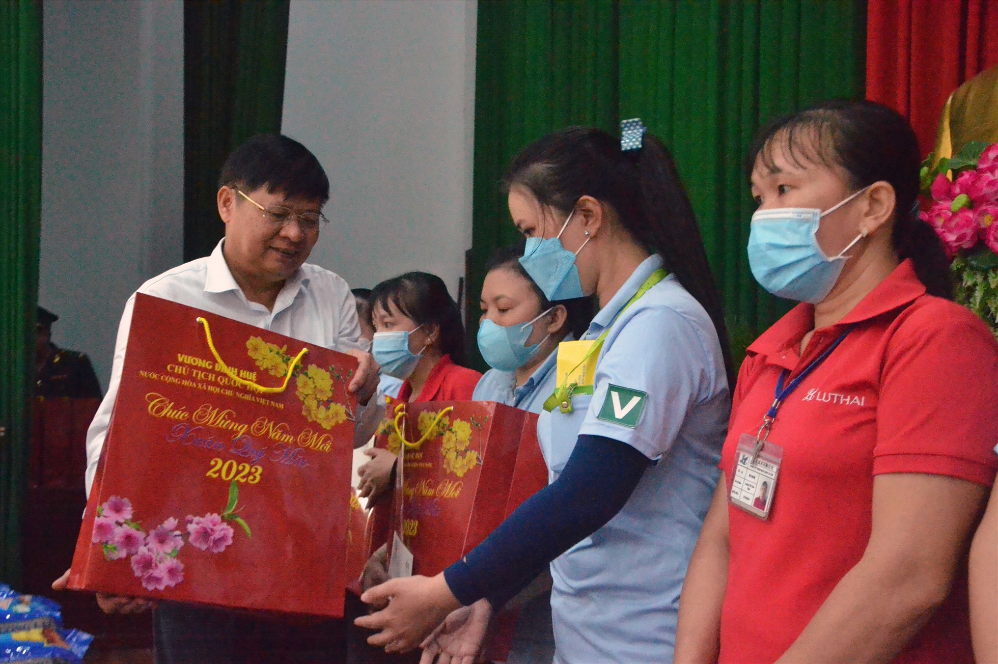 Ông Phan Văn Anh, Phó Chủ tịch Tổng LĐLĐ Việt Nam, tặng quà cho đoàn viên, người lao động có hoàn cảnh khó khăn. Ảnh: Lục Tùng
