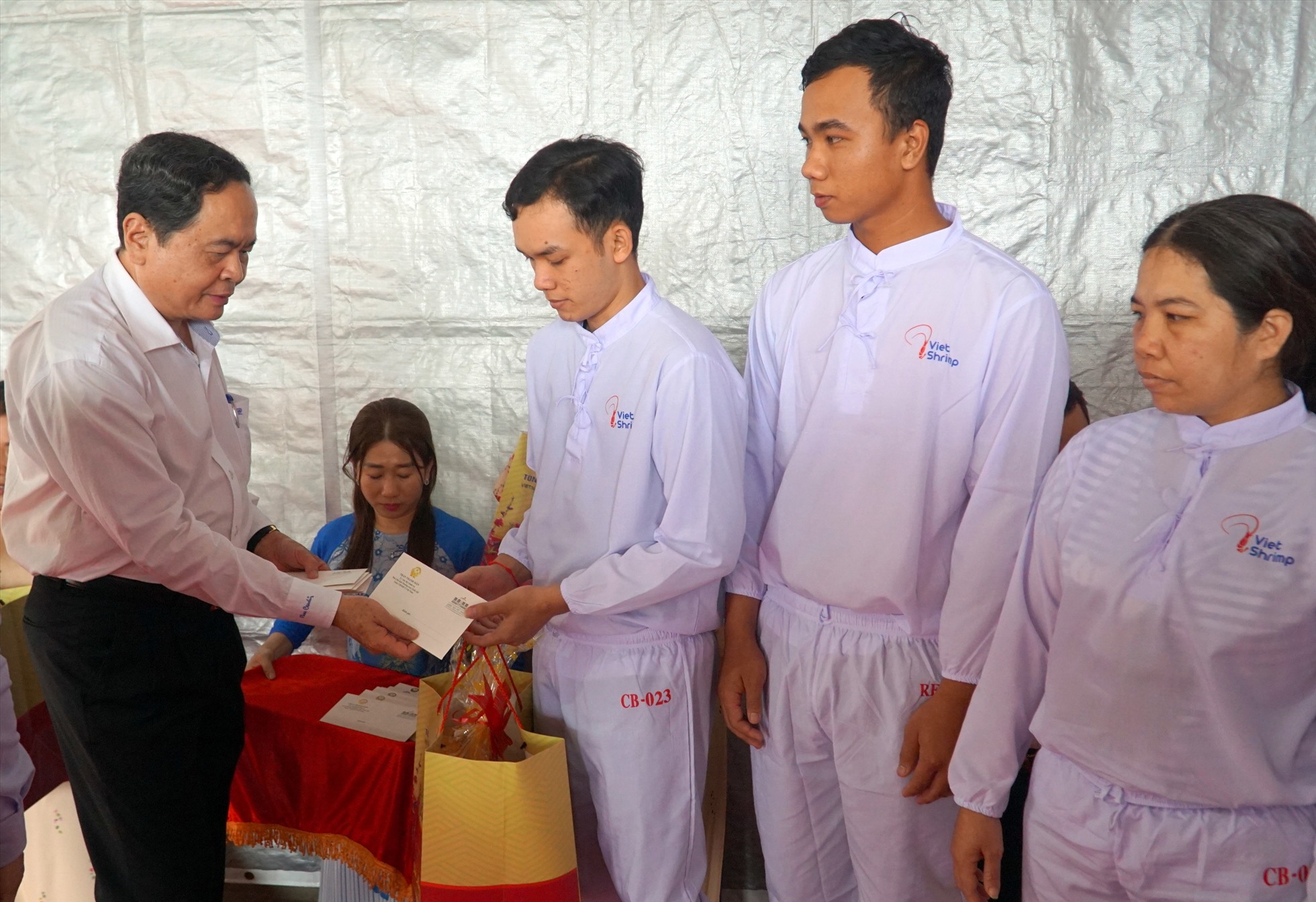 Phó Chủ tịch Thường trực Quốc hội Trần Thanh Mẫn trao quà cho công nhân. Ảnh: Nhật Hồ