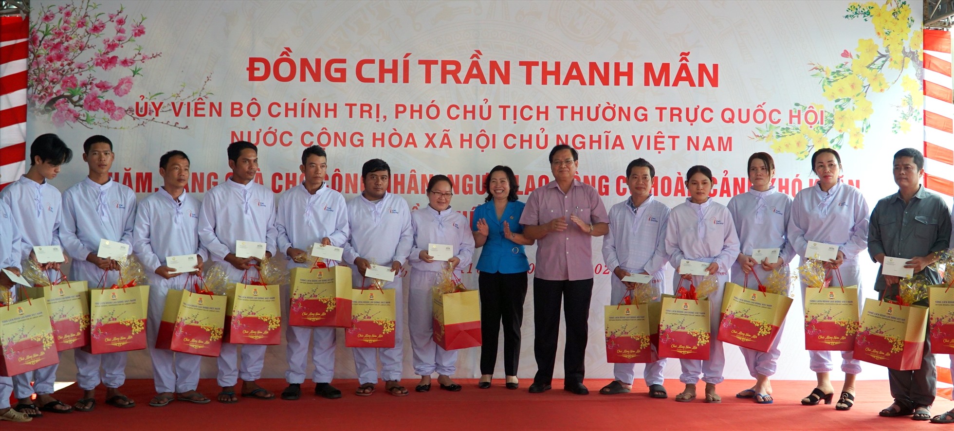 Phó Chủ tịch Tổng LĐLĐ Việt Nam Thái Thu Xương trao quà và chúc mừng năm mới Tết Quý Mão đến người lao động. Ảnh: Nhật Hồ