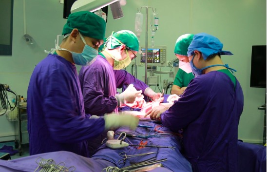 Kíp mổ bóc tách u sau phúc mạc kích thước khủng cho bệnh nhân T. Ảnh: BV Đa khoa tỉnh Quảng Ninh