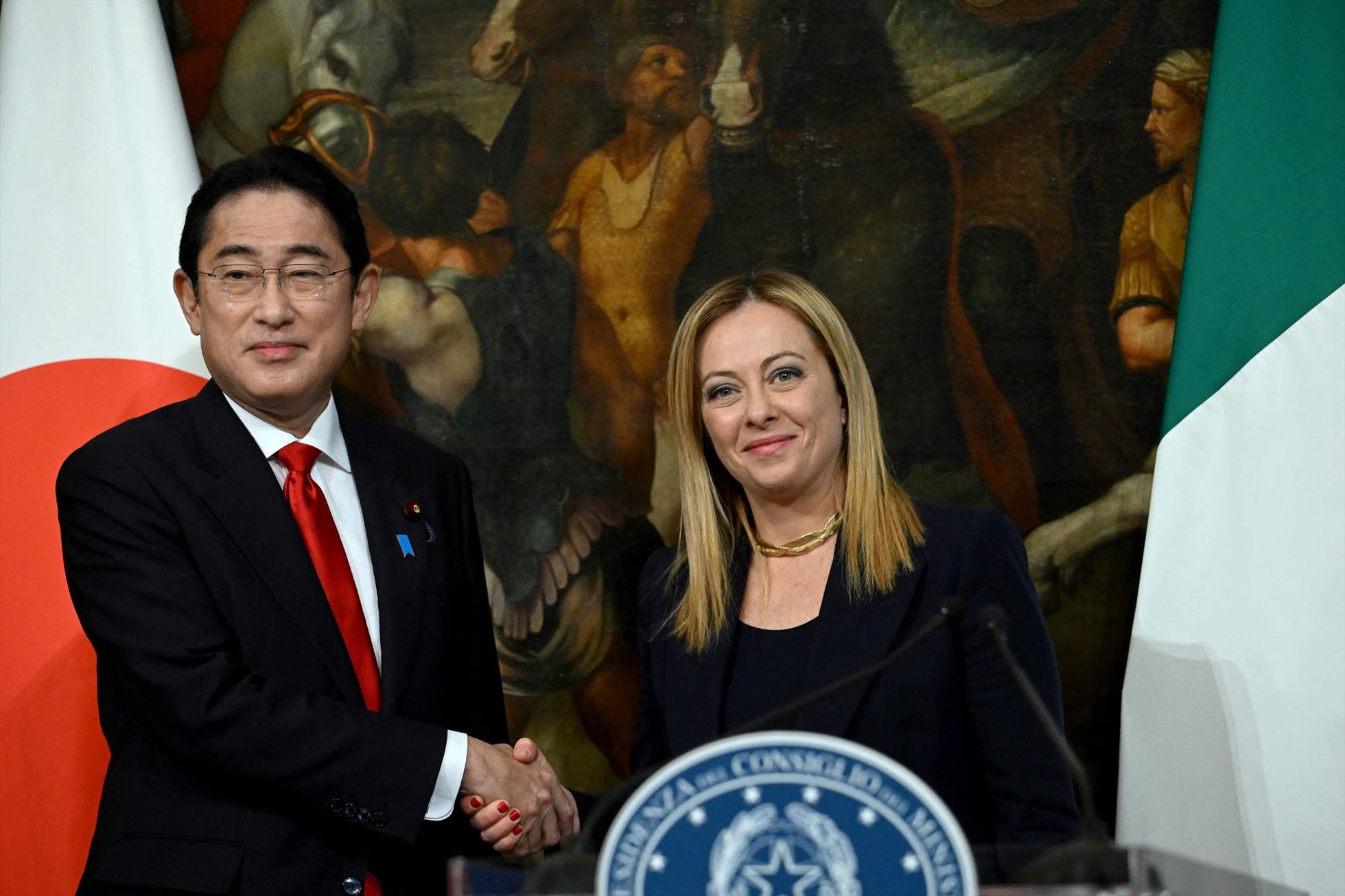 Thủ tướng Nhật Bản Fumio Kishida (trái) và Thủ tướng Italia Giorgia Meloni. Ảnh: AFP