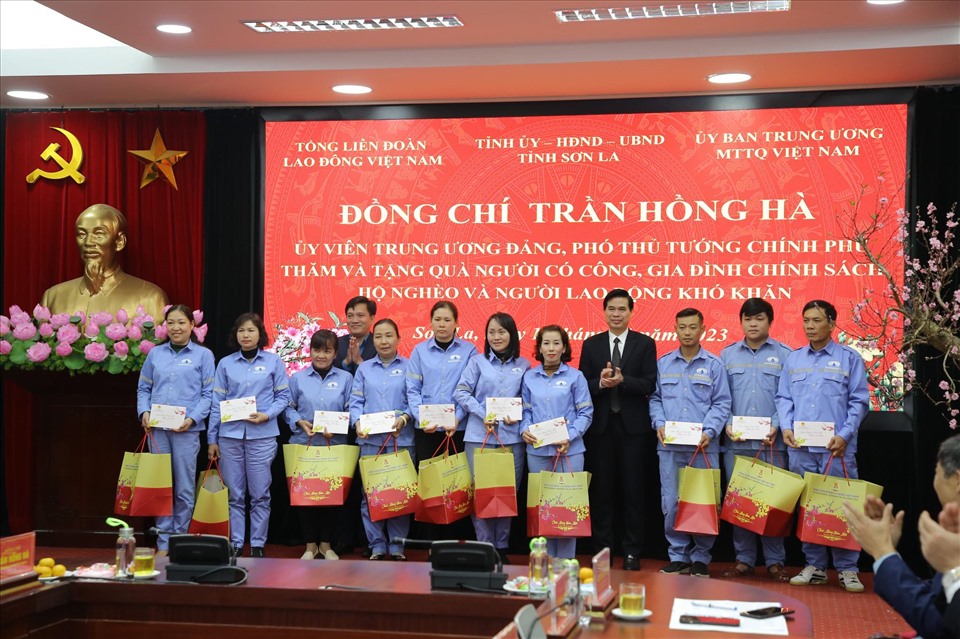 Lãnh đạo Tổng LĐLĐ Việt Nam và tỉnh Sơn La trao quà Tết cho người lao động khó khăn. Ảnh: Huy Thành.