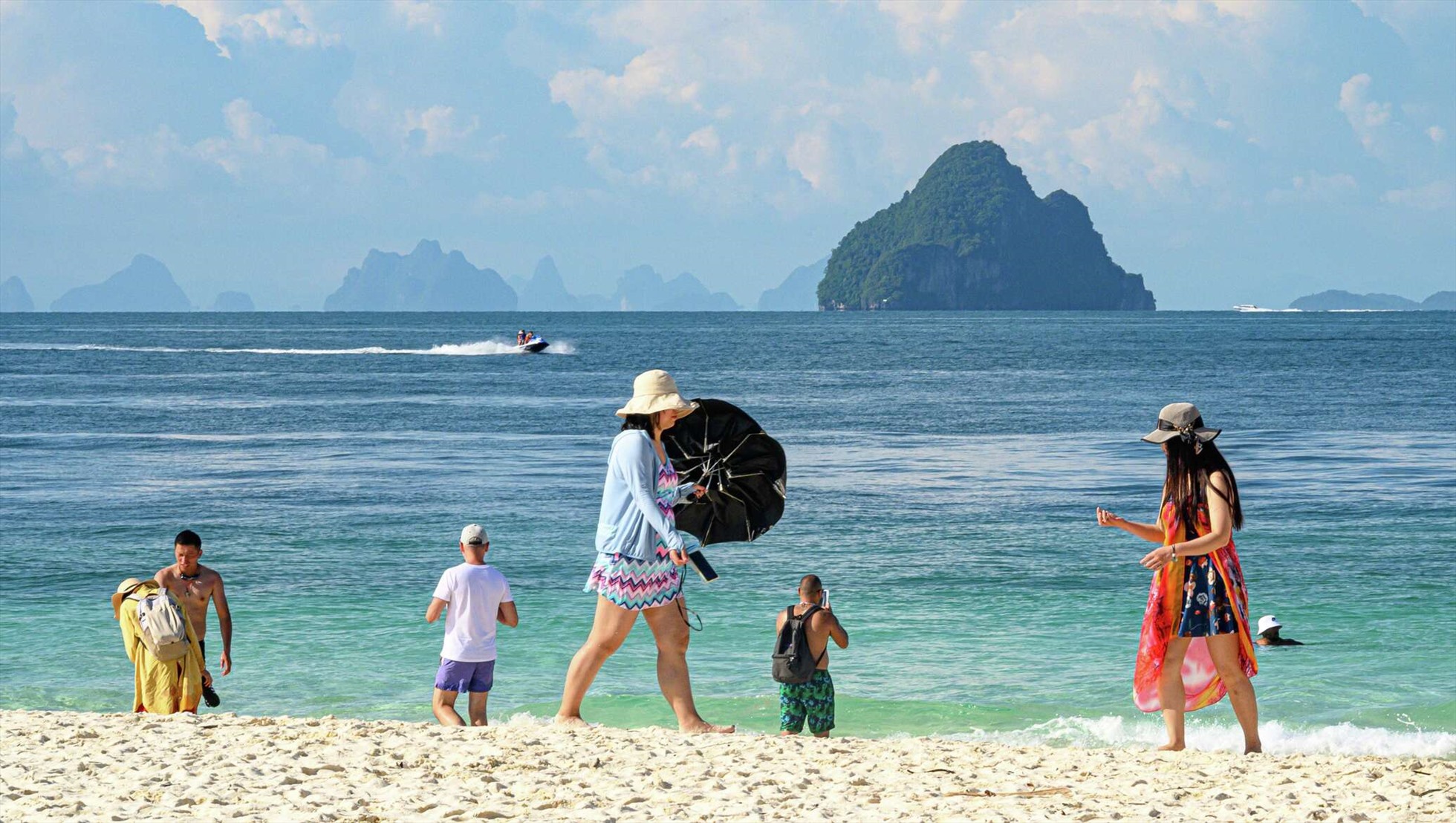 Chuyên gia dự đoán khách Trung Quốc có xu hướng chọn những điểm đến nghỉ dưỡng biển, gần gũi thiên nhiên... khi du lịch nước ngoài trở lại. Ảnh: AFP