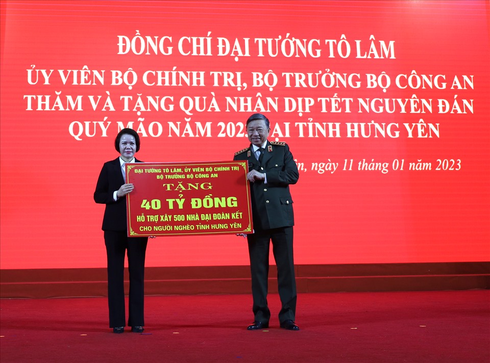 Đại tướng Tô Lâm - Bộ trưởng Bộ Công an tặng 40 tỉ đồng hỗ trợ xây 500 nhà đại đoàn kết cho người nghèo tỉnh Hưng Yên. Ảnh: Hà Anh