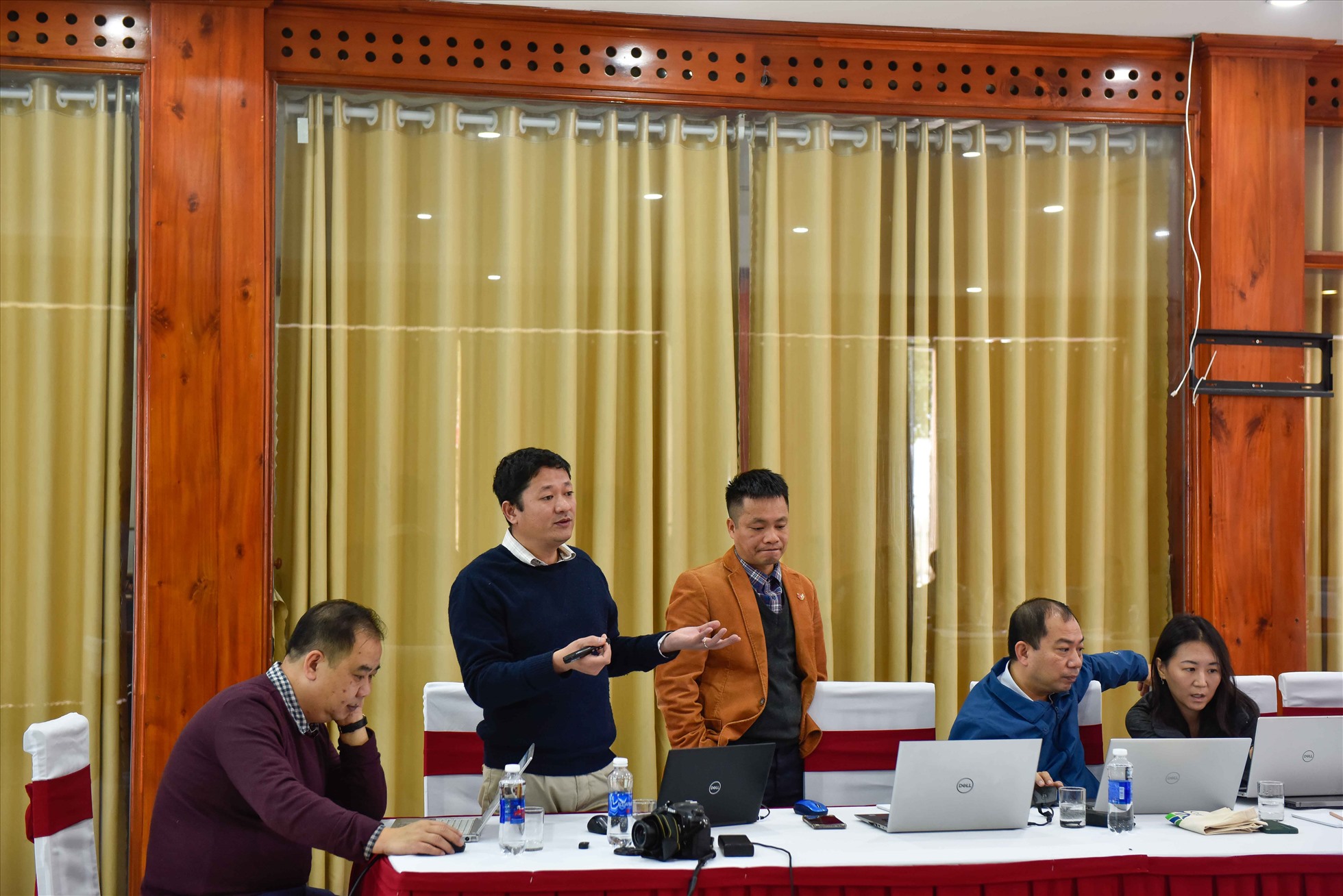 TS Nguyễn Mạnh Hà (áo đen, đứng) và GS Nguyễn Quảng Trường (áo cam, đứng) thảo luận về các vấn đề  thuộc Dự án. Ảnh: CCD cung cấp
