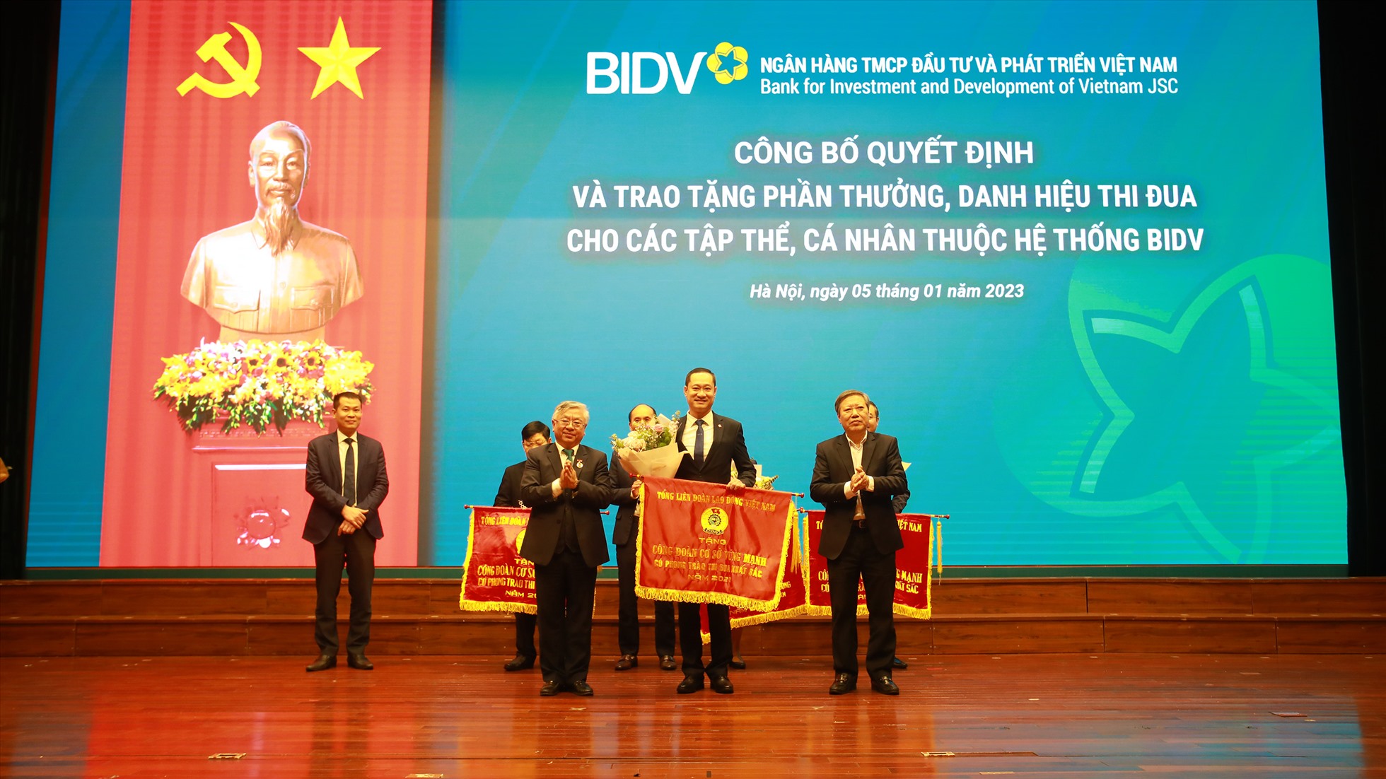 Công đoàn BIC nhận cờ thi đua của Tổng liên đoàn Lao động Việt Nam. Nguồn: BIC