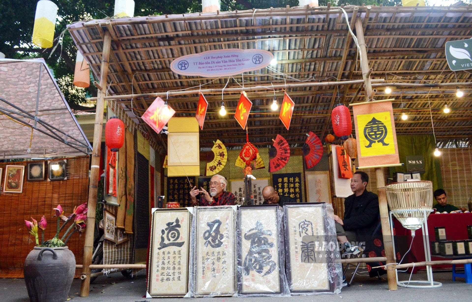 Gian hàng trưng bày các bức thư pháp của CLB Thư pháp Xuân Hồng trên phố Phùng Hưng.