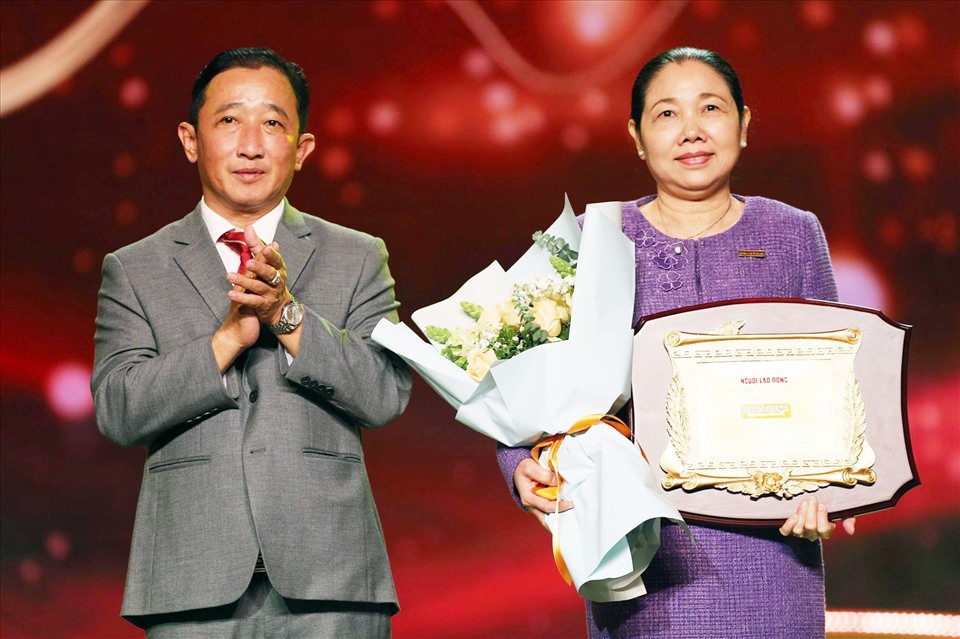 Bà Võ Thị Tuyết Nga - Phó Chủ tịch HĐQT Nam A Bank nhận kỷ niệm chương của chương trình. Ảnh: T.D