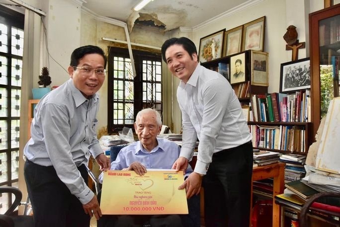 Đại diện Nam A Bank và Quỹ “Mai Vàng nhân ái” trao tiền hỗ trợ cho nhà nghiên cứu Nguyễn Đình Đầu. Ảnh: T.D