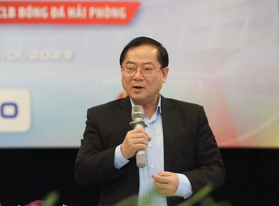 Tổng Biên tập Báo Tiền Phong Lê Xuân Sơn phát biểu tại lễ công bố trận Siêu cúp Quốc gia 2022. Ảnh: Như Ý