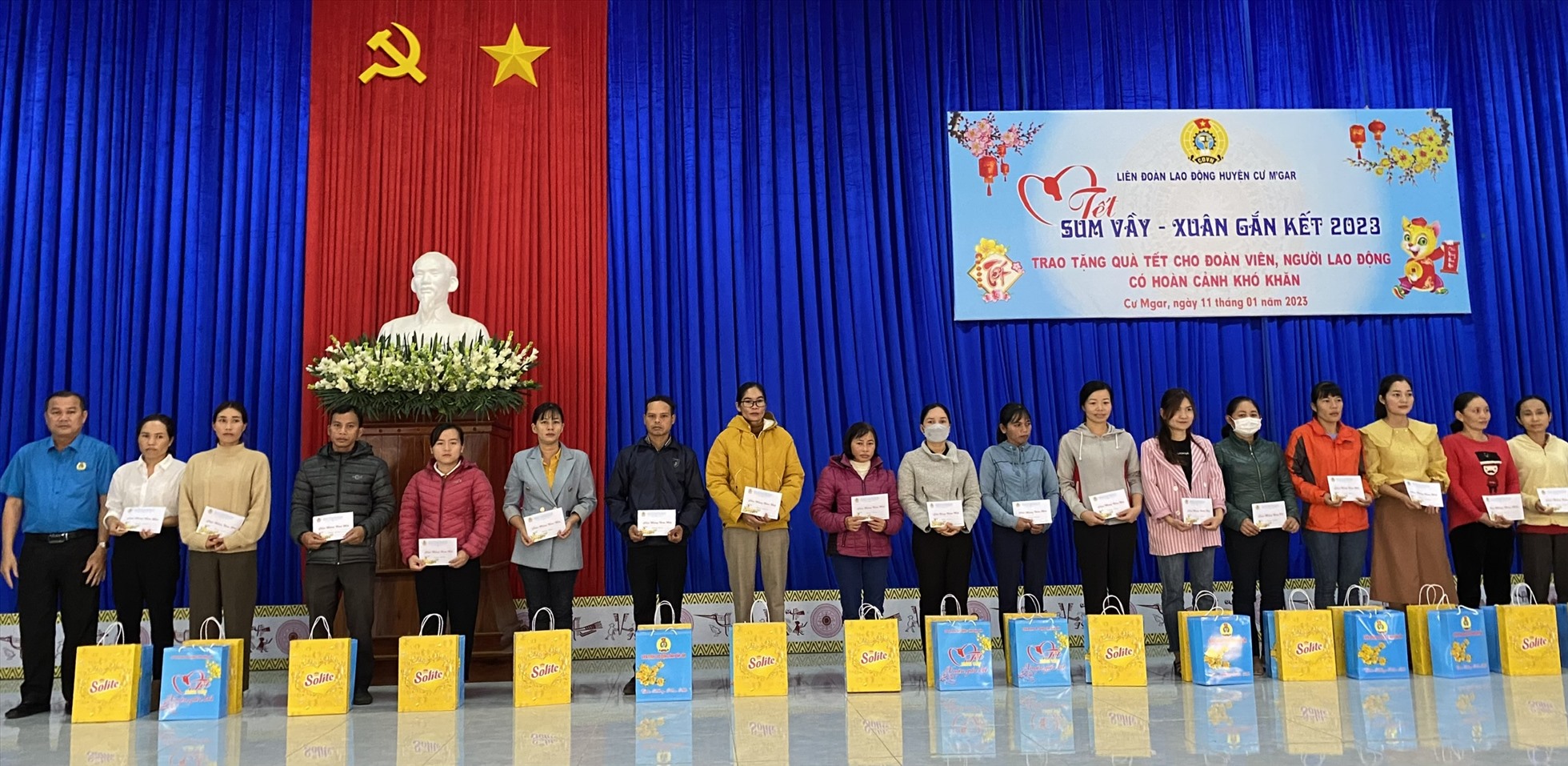 Lãnh đao Liên đoàn Lao động huyện, Ban Tuyên giáo Huyện ủy Cư M'gar trao qùa tết cho các đoàn viên. Ảnh: Trung Dũng