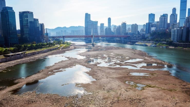 Đáy sông Gia Lăng tại nơi hợp lưu với sông Dương Tử lộ ra do hạn hán ở Trùng Khánh, Trung Quốc, ngày 18.8.2022. Ảnh chụp màn hình