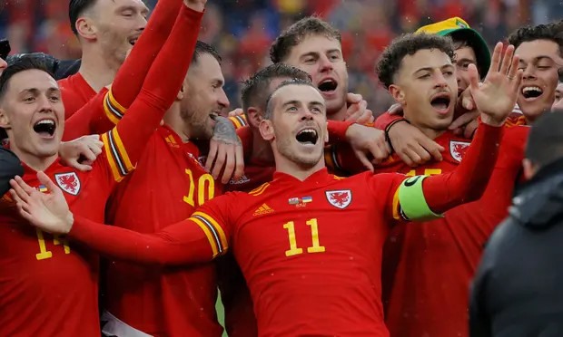 Bale và các đồng đội ăn mừng khi giành vé đến World Cup 2022.  Ảnh: AFP