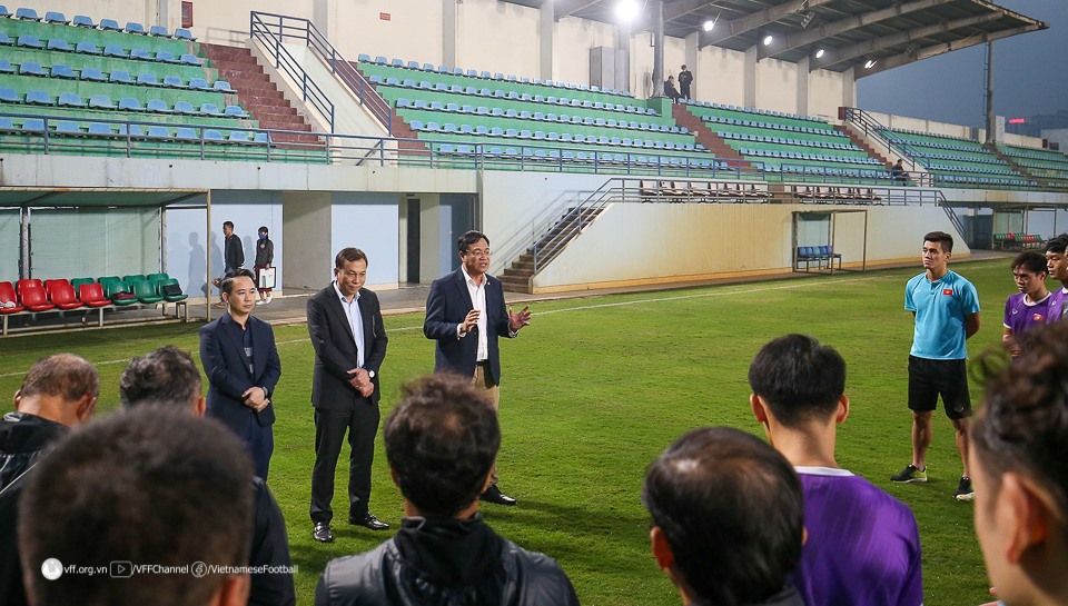 Lãnh đạo Tổng cục Thể dục thể thao và Liên đoàn bóng đá Việt Nam biểu dương thành tích của đội tuyển Việt Nam tại AFF Cup 2022. Ảnh: VFF