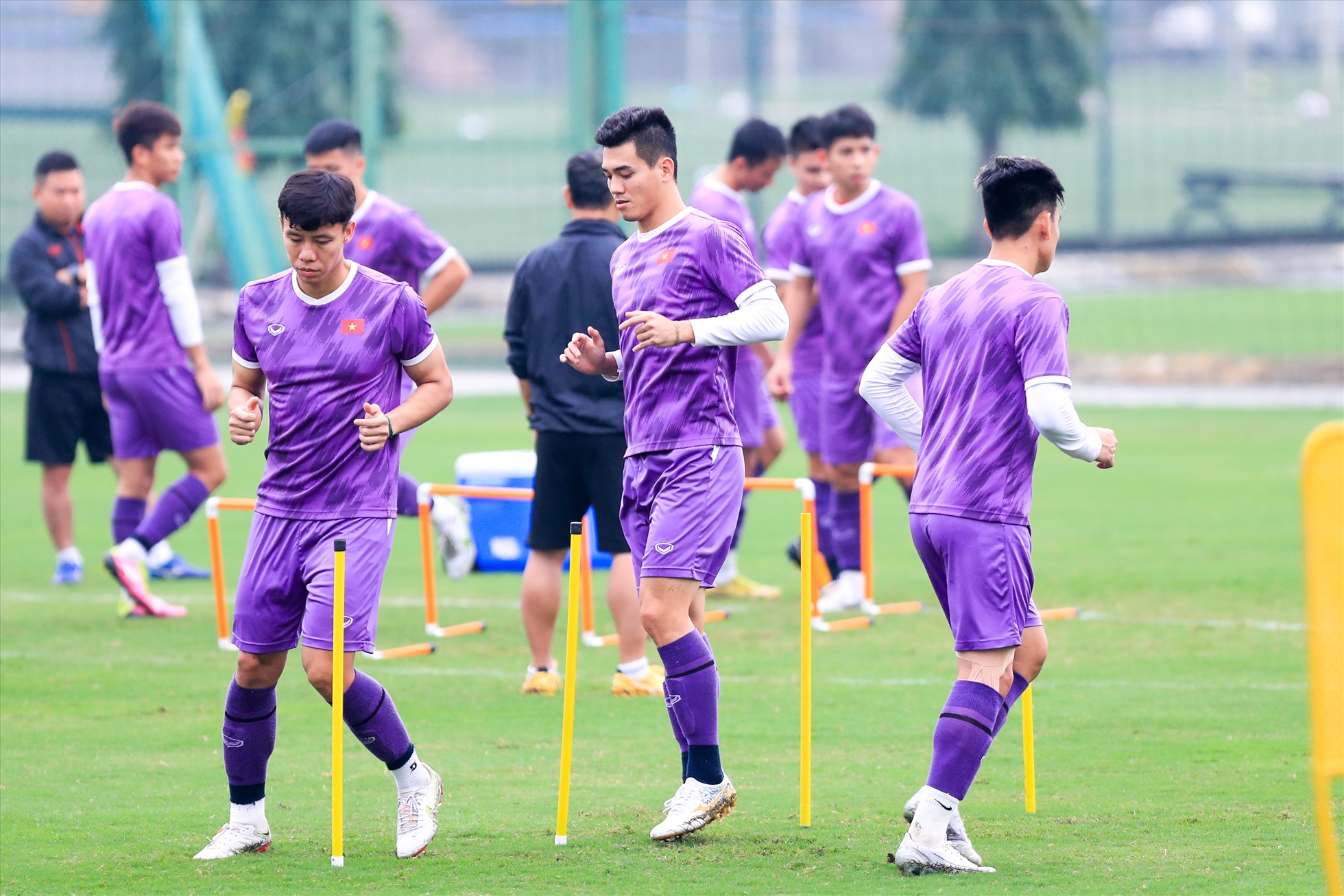 Ông Park cũng giành thời gian để trao đổi với cậu học trò Tiến Linh khi anh khởi động. Chân sút người Hải Dương đang xếp thứ 4 trong danh sách ghi bàn cho đội tuyển Việt Nam với 17 bàn.