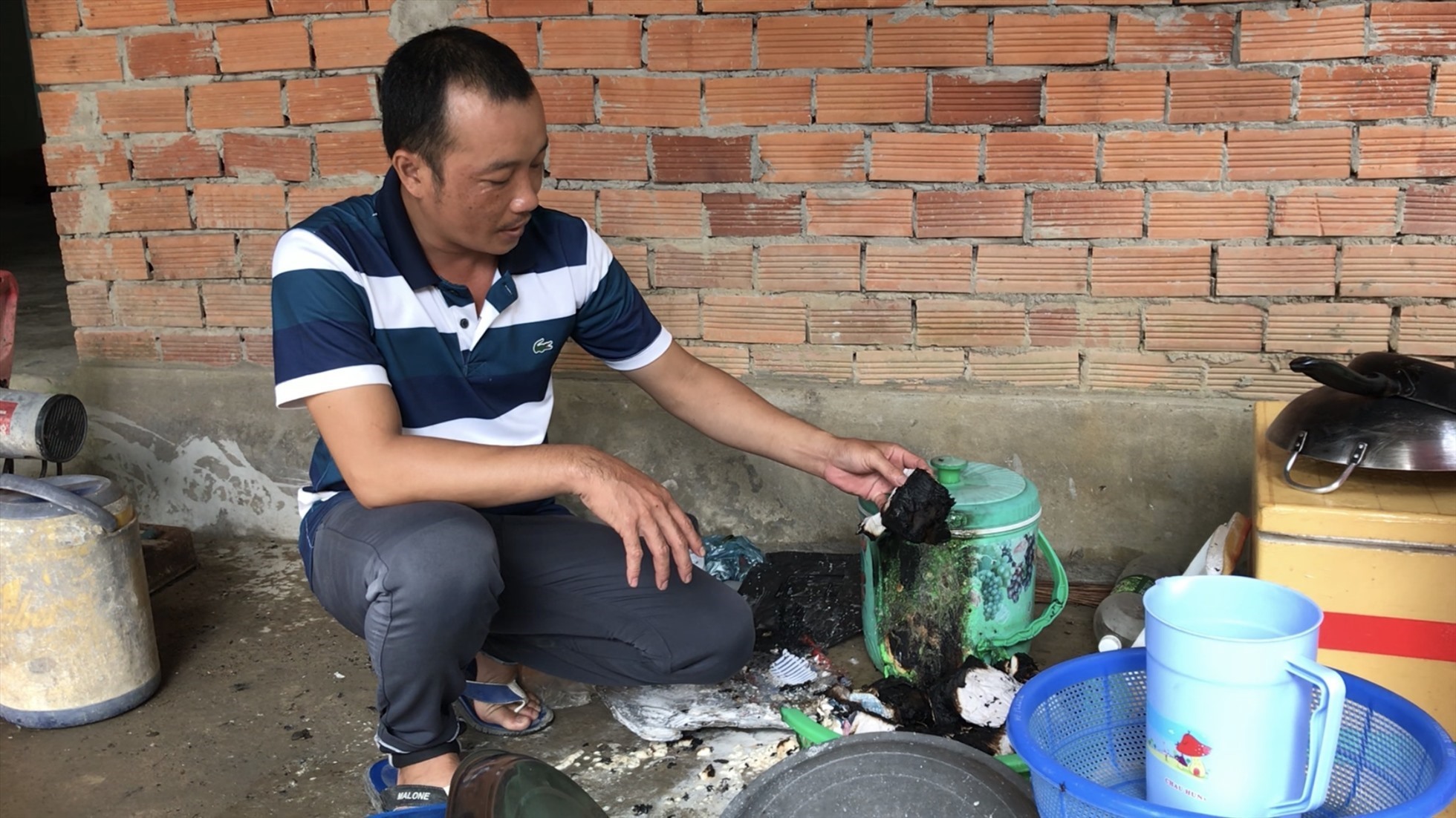 Anh Nguyễn Văn Mừng, chủ căn nhà có nhiều đồ đạc tự bốc cháy. Ảnh: Thanh Văn