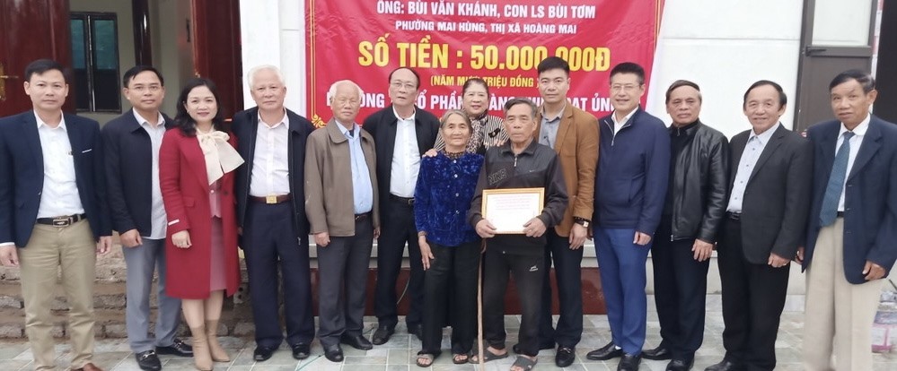 Đoàn trao số tiền 50 triệu đồng cho ông Bùi Văn Khánh, con liệt sĩ Bùi Tơm ở phường Mai Hùng, thị xã Hoàng Mai. Ảnh: Quỳnh Trang