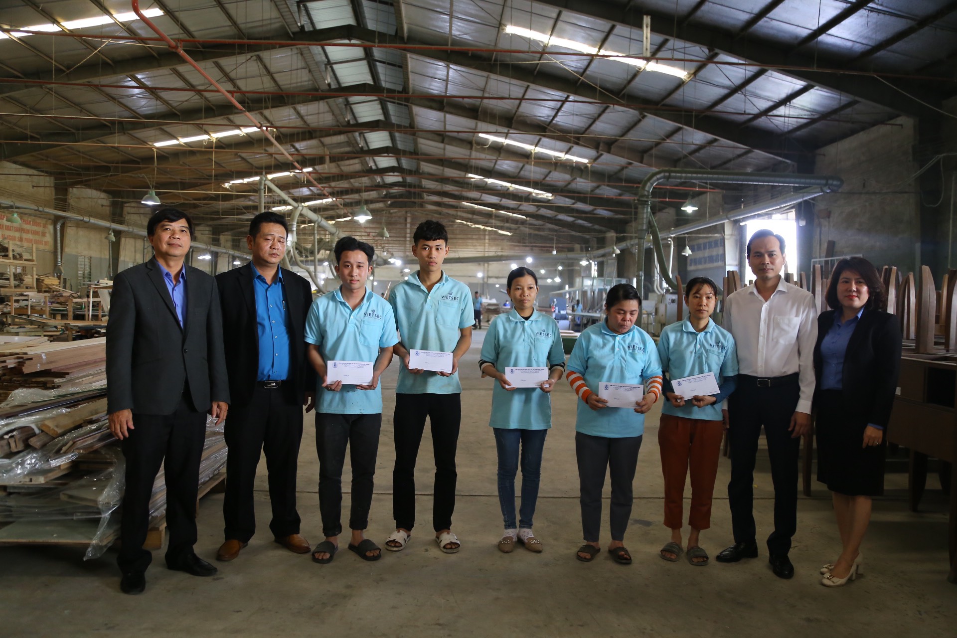 Liên đoàn Lao động thành phố Đà Nẵng trao các suất quà cho các công nhân tại buổi thăm hỏi, chúc tết các doanh nghiệp. Ảnh: Văn Trực