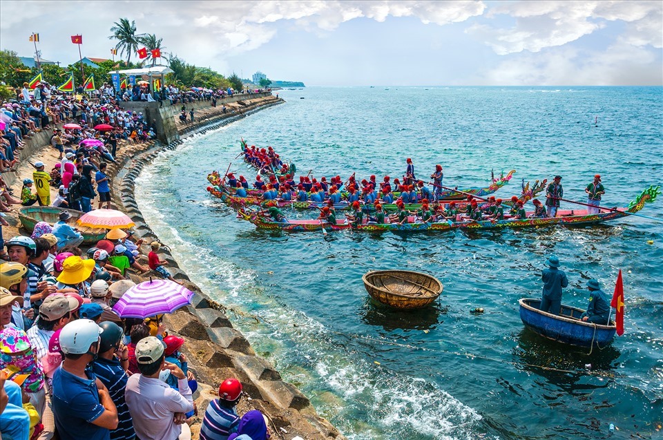 Lễ hội đua thuyền tứ linh ở Lý Sơn.  Ảnh: Lê Hồng Khánh