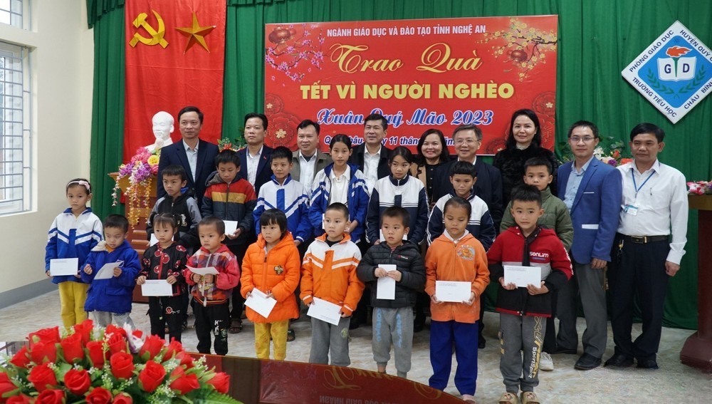 Lãnh đạo Sở GDĐT Nghệ An và các địa phương tặng quà Tết cho các em học sinh. Ảnh: Quỳnh Trang