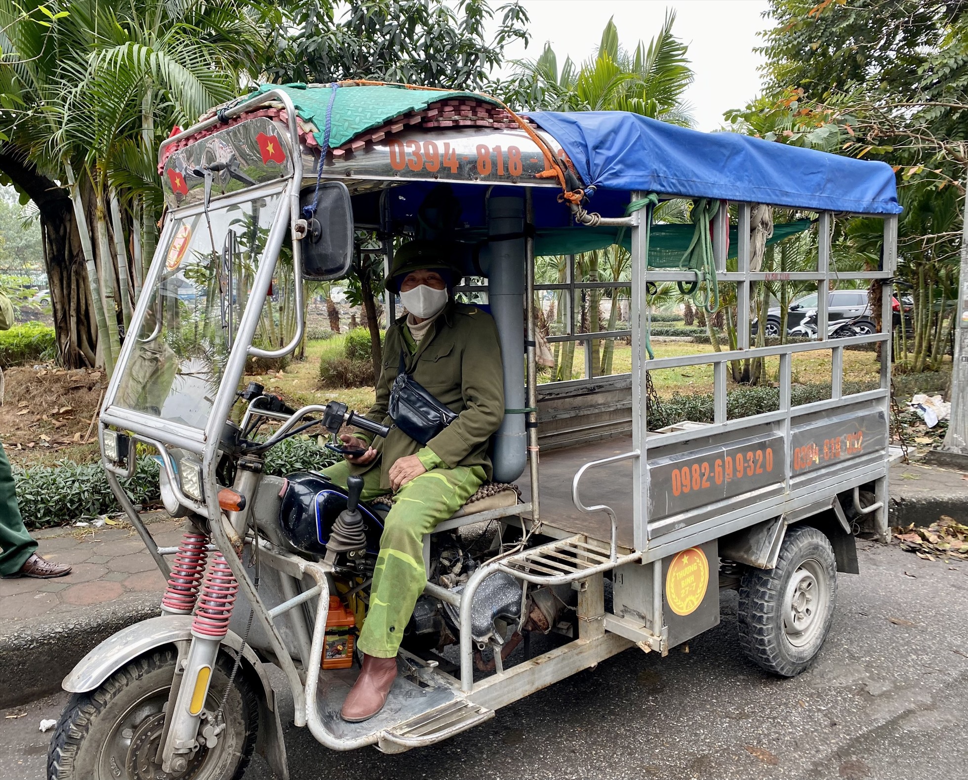 Anh Nguyễn Ngọc Ký chuyên vận chuyển hàng hoá bằng xe ba gác. Ảnh: Cam Ly