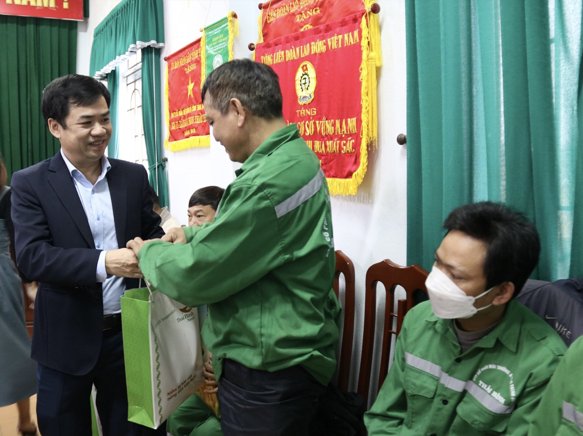 Ông Bùi Xuân Vinh - Chủ tịch LĐLĐ tỉnh Thái Bình trao quà Tết cho công nhân lao động tại công ty cổ phần môi trường và công trình đô thị. Ảnh: Bá Mạnh