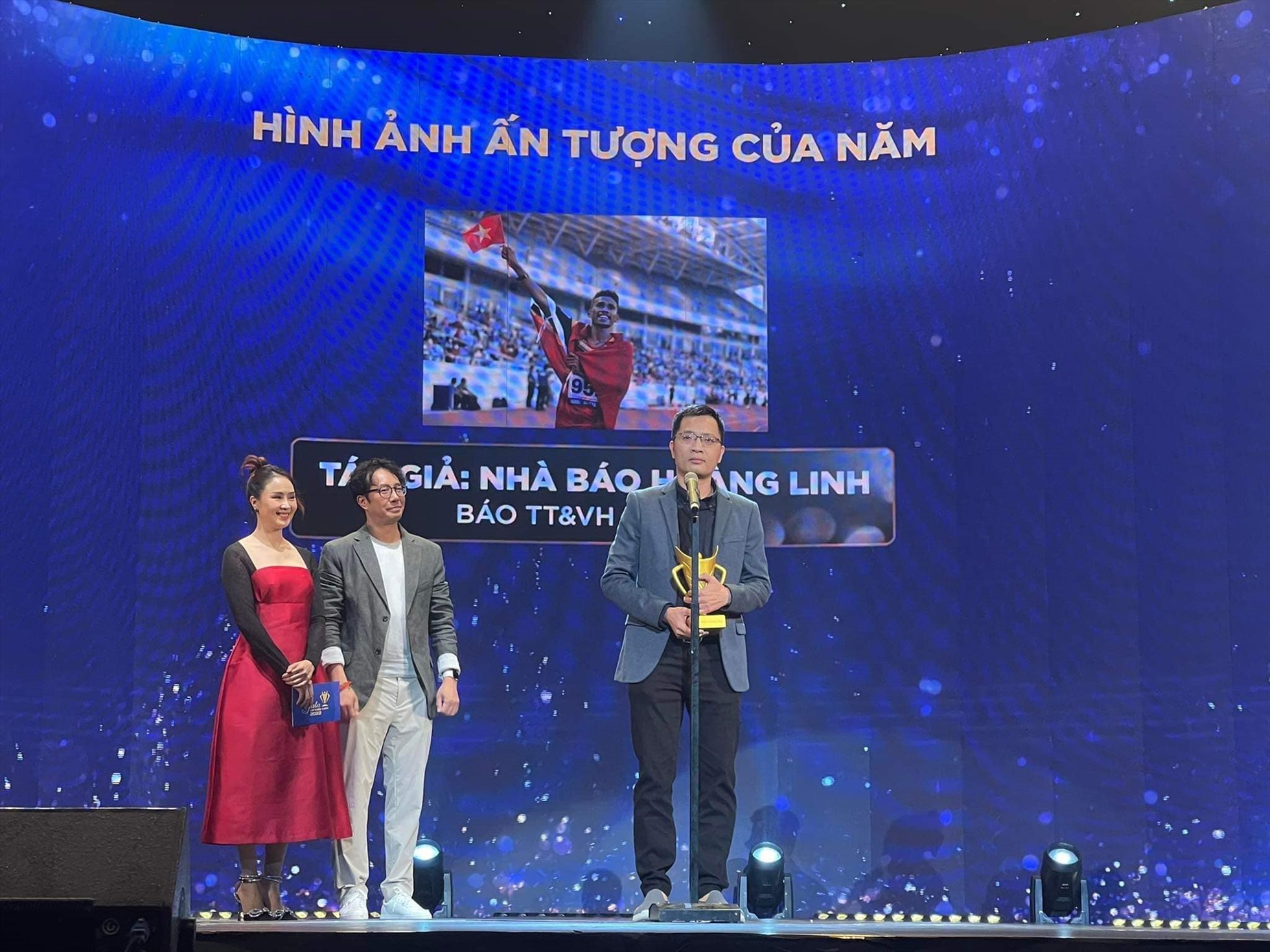 Nhà báo Hoàng Linh trên bục nhận giải thưởng. Ảnh: