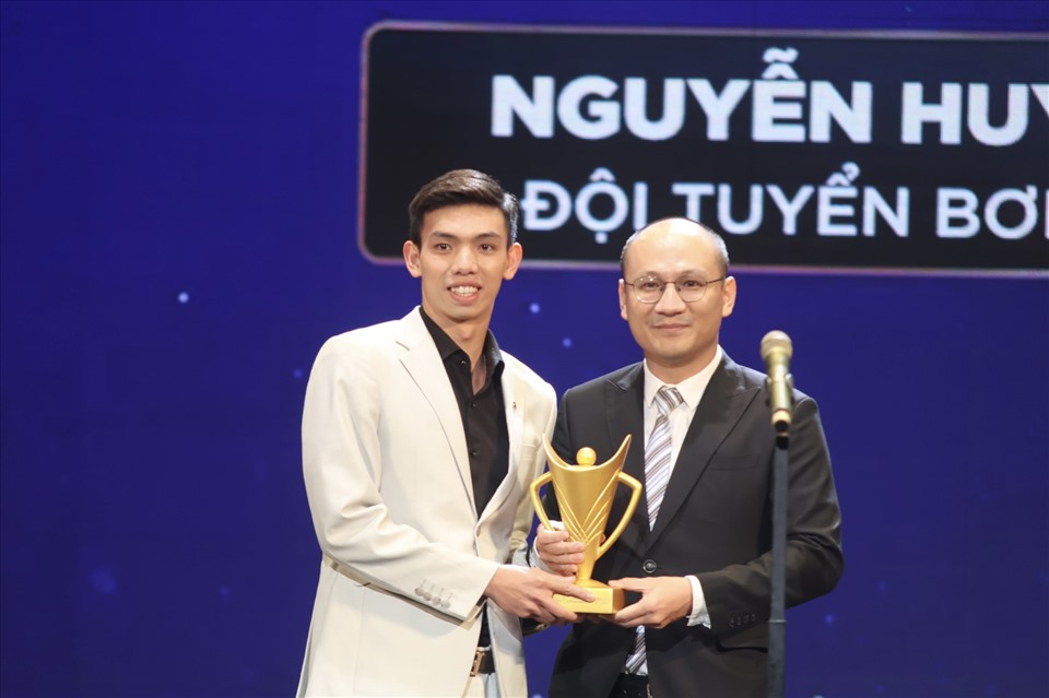 Kình ngư Nguyễn Huy Hoàng giành cúp đúp giải thưởng VĐV được yêu thích nhất và Nam VĐV của năm tại Cúp Chiến thắng 2022. Ảnh: Tam Ninh
