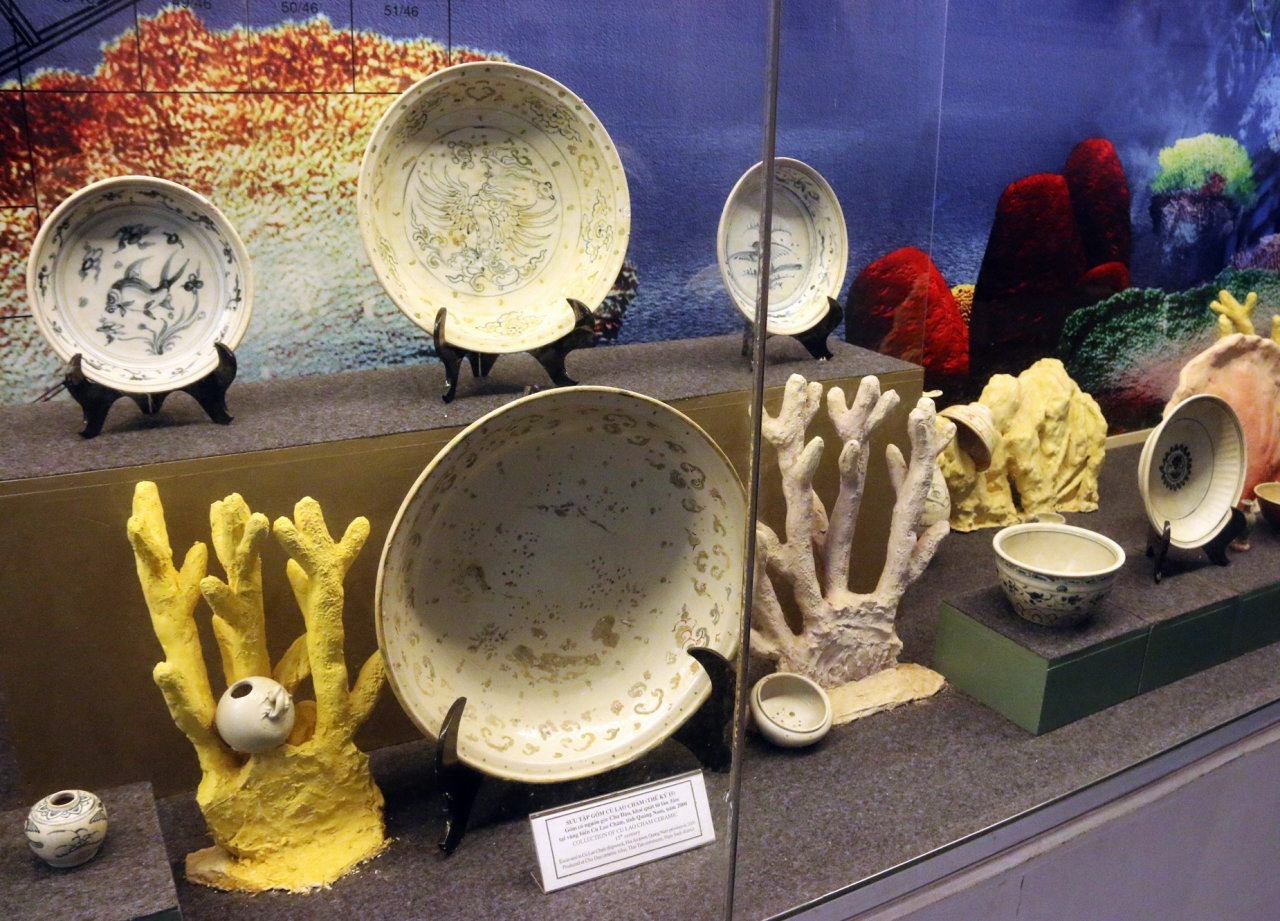 Hiện vật gốm Chu Đậu trục vớt ở Cù Lao Chàm đang được trưng bày tại Bảo tàng tỉnh Hải Dương. Ảnh: Tường Minh