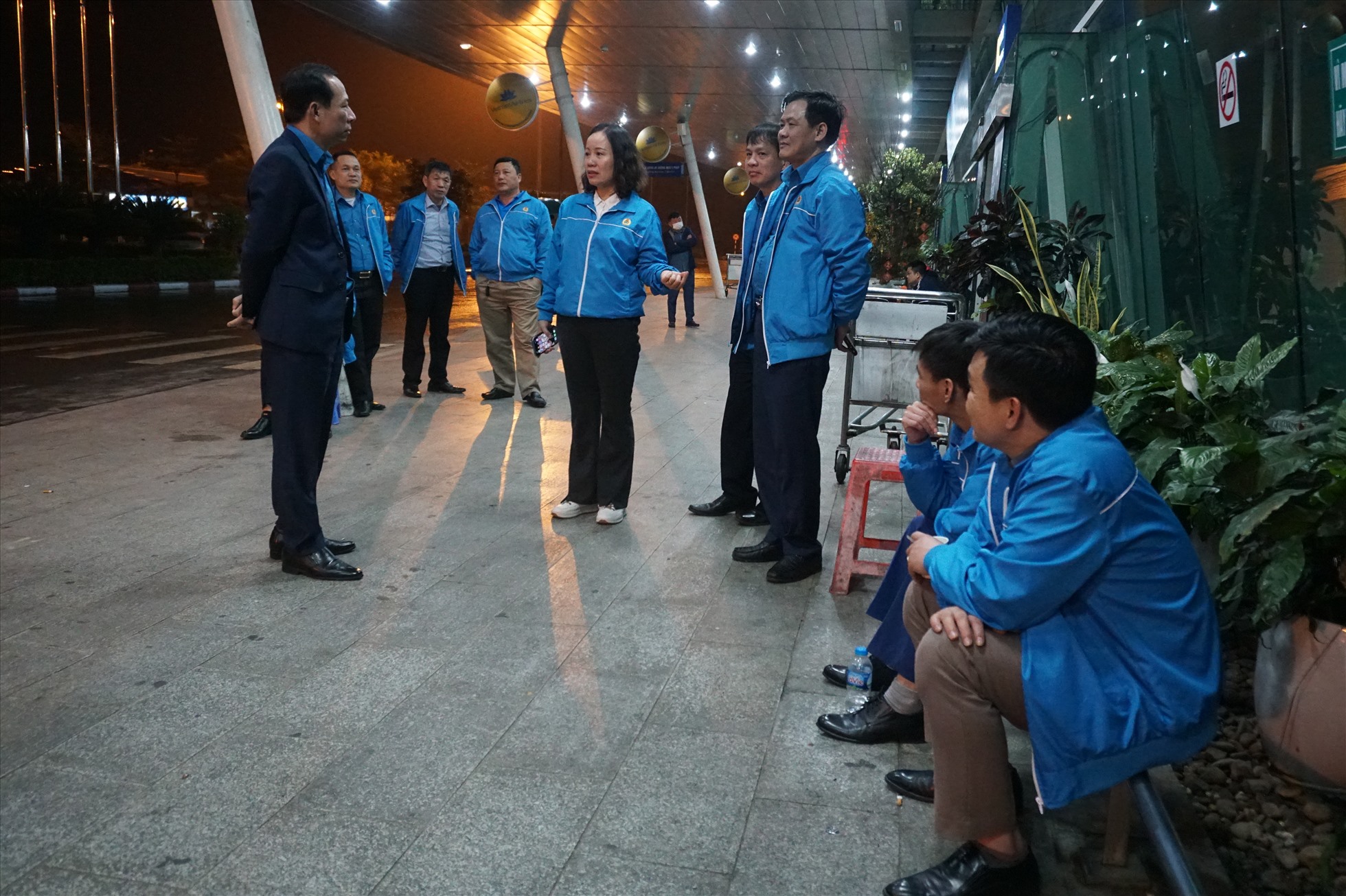 Thường trực LĐLĐ tỉnh Thanh Hóa có mặt rất sớm tại Sân bay Thọ Xuân để chuẩn bị đón hơn 200 công nhân nghèo từ các tỉnh phía Nam về quê ăn Tết. Ảnh: Quách Du