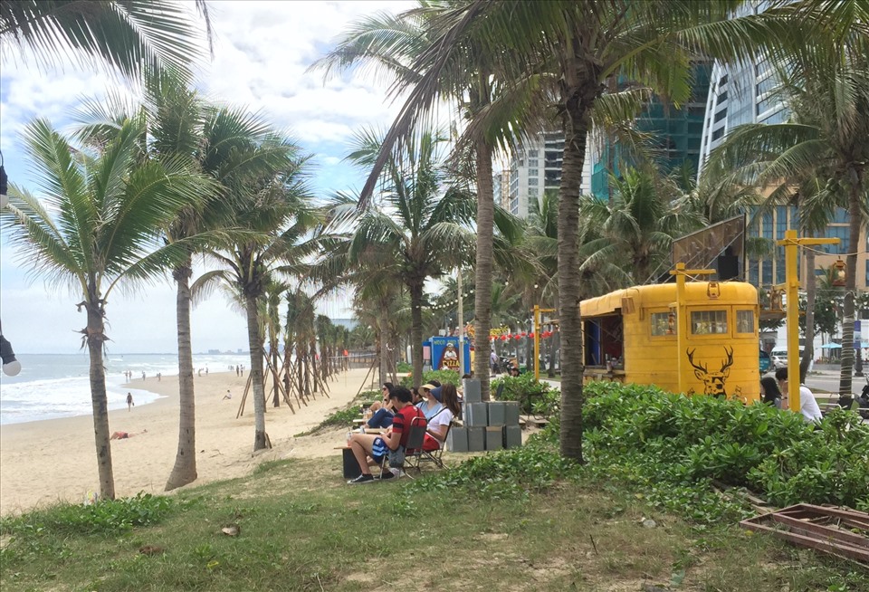 Dịch vụ du lịch tại các bãi biển Đà Nẵng giữ khoảng cách phục vụ để đảm bảo an toàn cho du khách. Ảnh: Nguyễn Linh