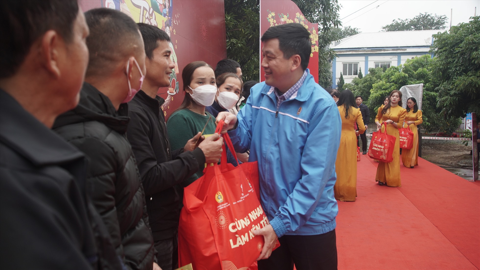 Ông Kha Văn Tám Chủ tịch LĐLĐ Tỉnh Nghệ An trao quà cho người lao động trong chương trình. Ảnh: Quang Đại