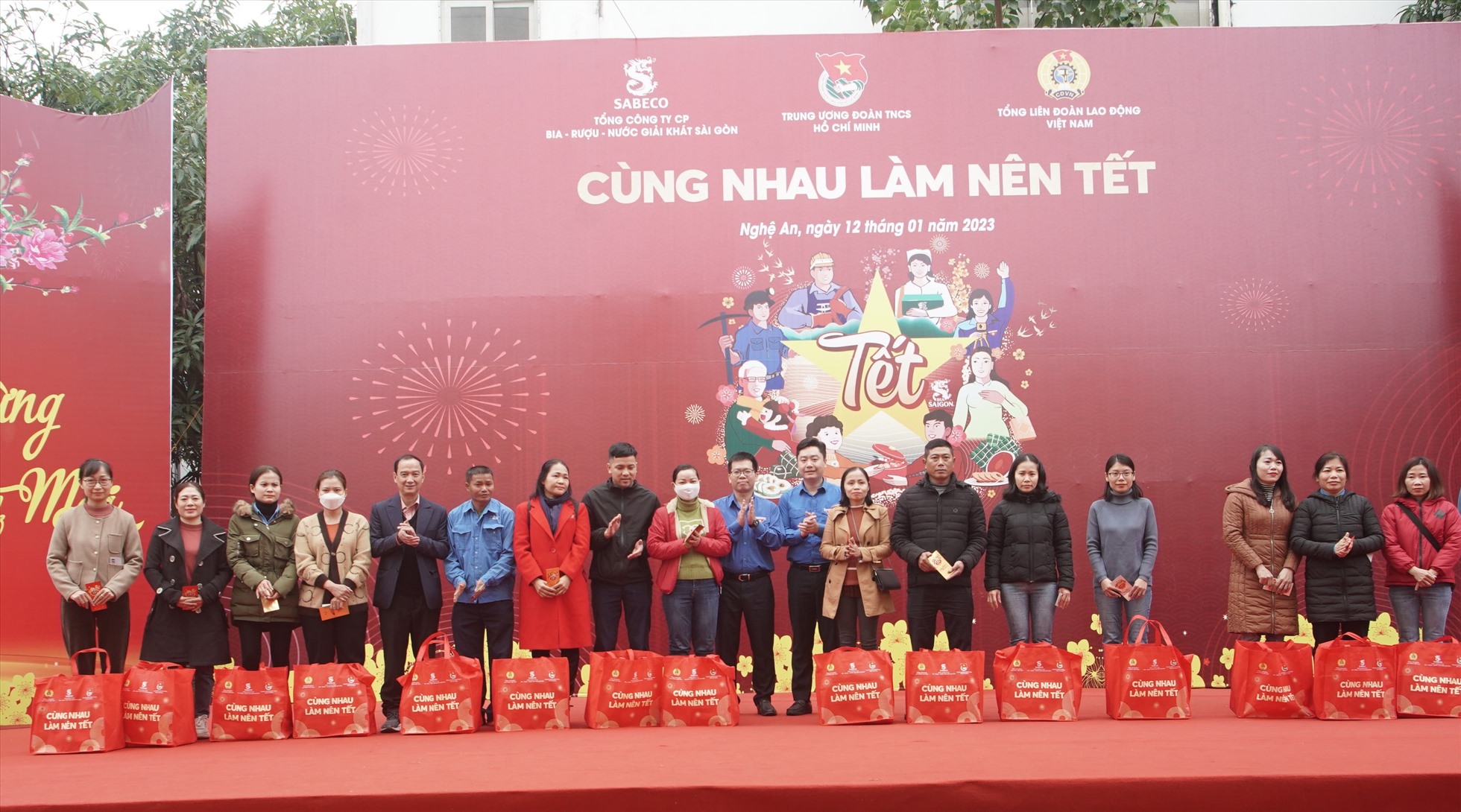Ban tổ chức và nhà tài trợ tặng quà cho công nhân lao động Nghệ An trong Chương trình. Ảnh: Quỳnh Trang