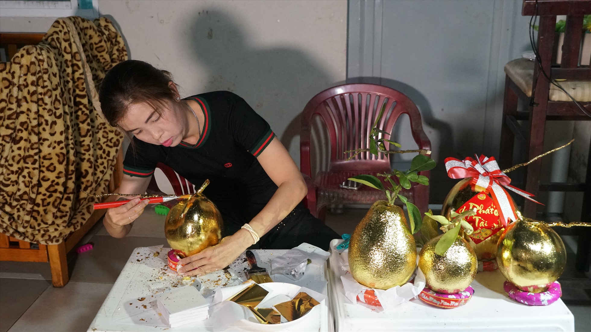 Đây là năm đầu tiên chị Phước làm bưởi, dừa dát vàng để cho ra thị trường phục vụ dịp Tết, và may mắn đã được nhiều khách hàng ủng hộ.