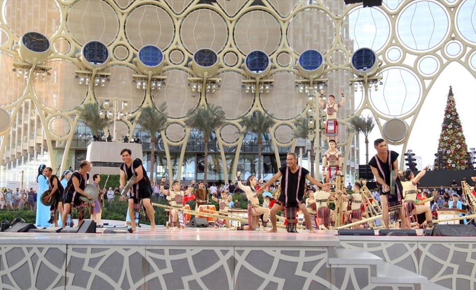 Các nghệ nhân ở Đắk Nông bước ra khỏi buôn làng biểu diễn những nét tinh hoa của văn hóa bản địa Tây Nguyên trên sân khấu quốc tế. Ảnh: Tôn Thị Ngọc Hạnh