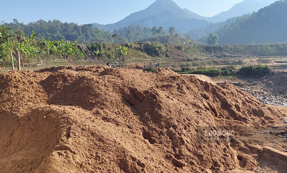 Đây là địa điểm khai thác cát trái phép với số lượng lớn của gia đình ông Lường Văn T. tại bản Xôm 3, xã Pá Khoang, TP Điện Biên Phủ.