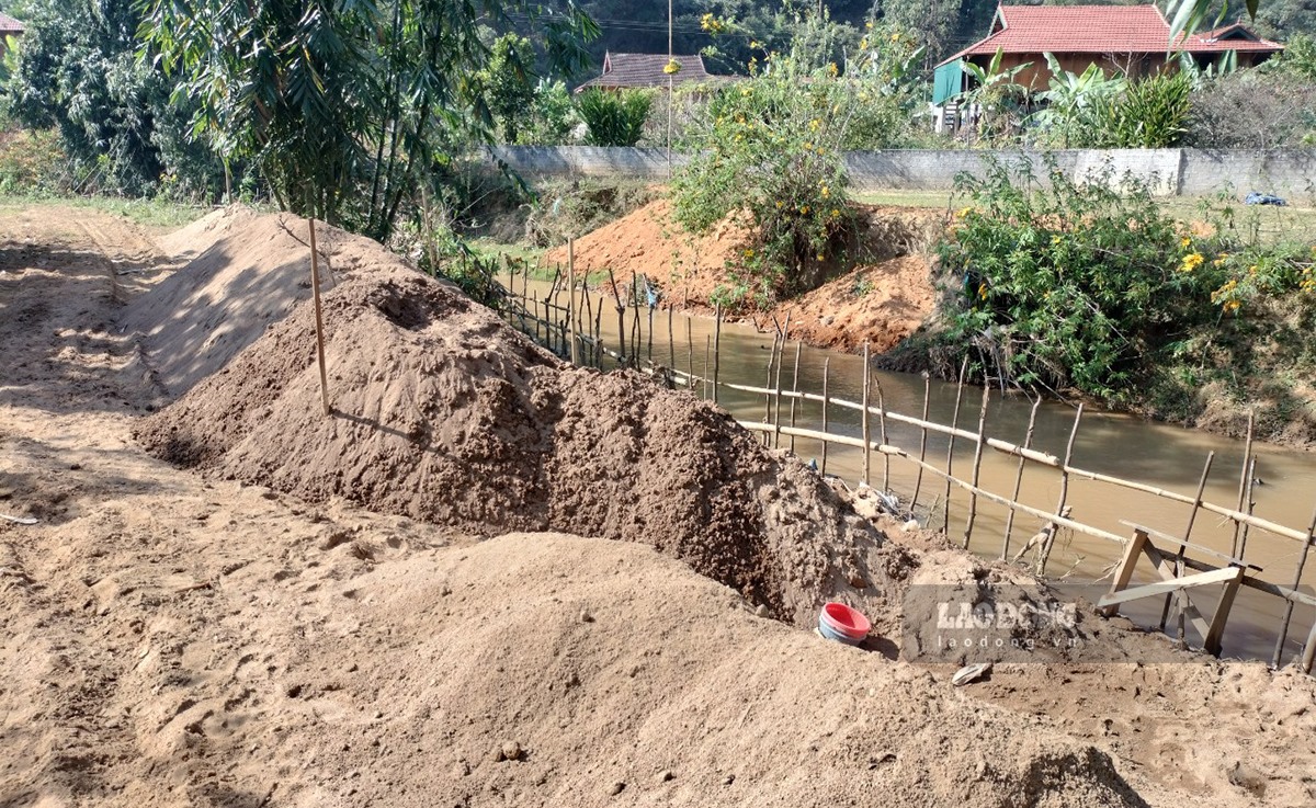 Tuy nhiên, khi PV thông tin về thực trạng khai thác cát trái phép vẫn đang diễn ra ồ ạt thì ông Việt nói: “Xã sẽ cho lực lượng chức năng xuống kiểm tra, xác minh“.