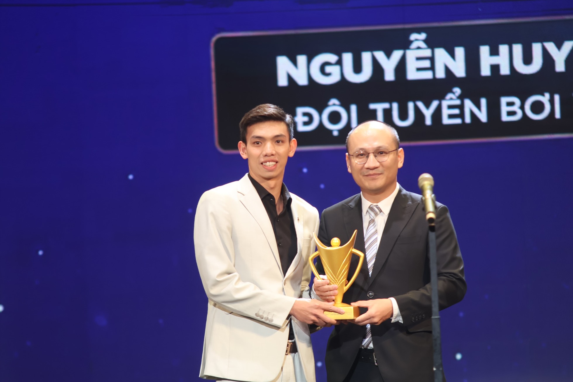 Kình ngư Nguyễn Huy Hoàng giành cúp đúp giải thưởng vận động viên được yêu thích nhất và Nam vận động viên của năm tại Cúp Chiến thắng 2022. Ảnh: Tam Ninh