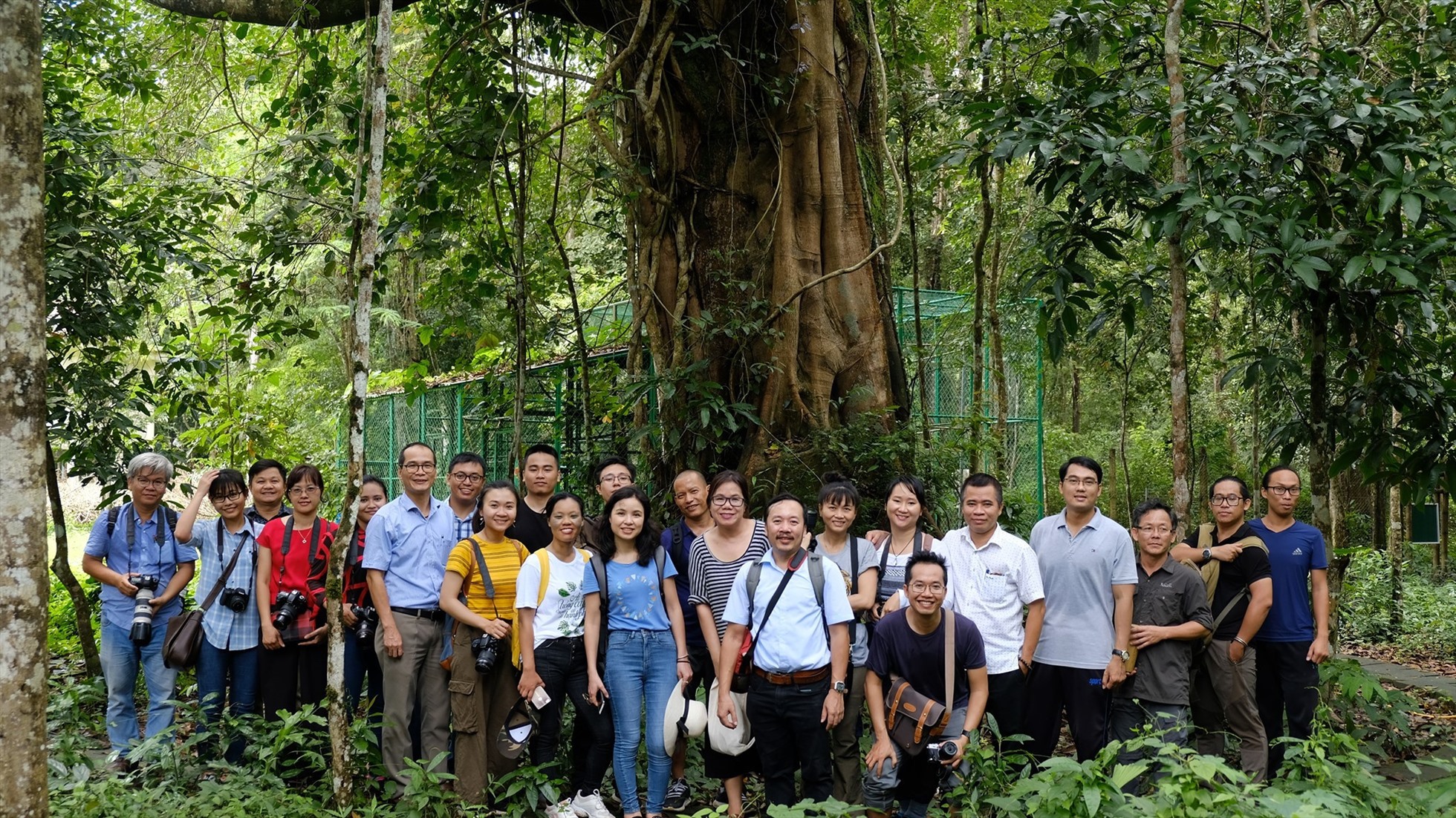Ông Trịnh Lê Nguyên cùng các chuyên gia của PanNature trong một buổi tập huấn về bảo vệ động vật hoang dã. Ảnh: PanNature cung cấp