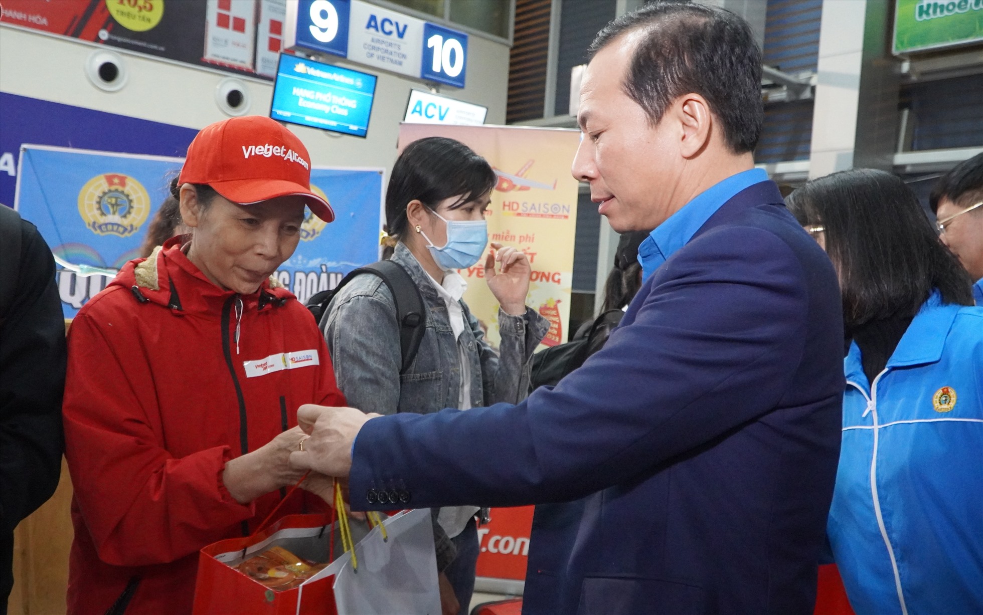 Cũng tại sân bay Thọ Xuân, Phó Chủ tịch Tổng LĐLĐ Việt Nam Phan Văn Anh cùng lãnh đạo LĐLĐ tỉnh Thanh Hóa đã trao những suất quà nghĩa tình cho 225 đoàn viên, người lao động trên chuyến bay 0 đồng về quê đón Tết.