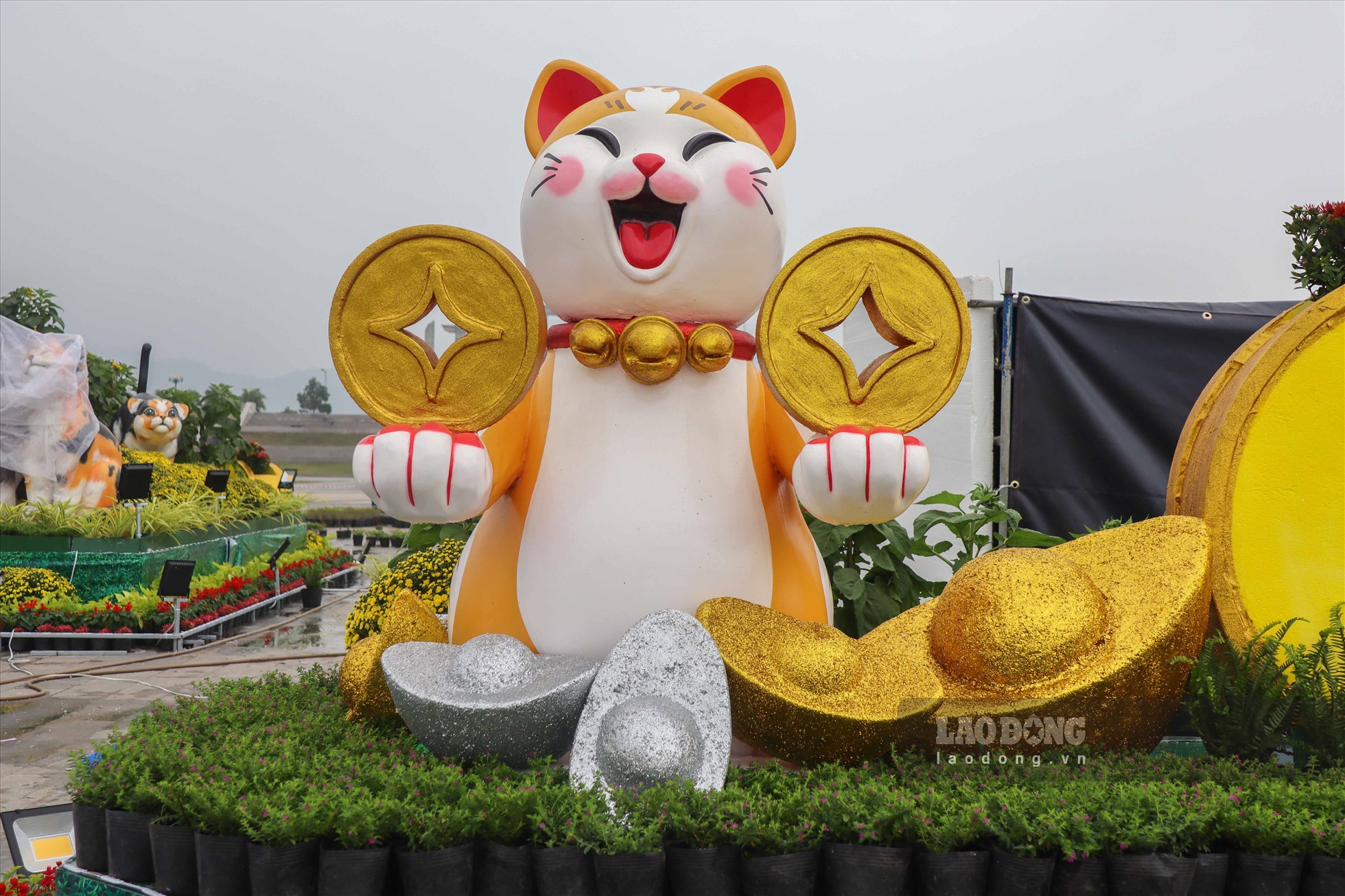 Xung quanh là 4 chú mèo được cách điệu có tạo hình ngộ nghĩnh, đang cầm những thỏi vàng, đồng tiền với ý nghĩa mang đến nhiều tài lộc cho người dân trong năm 2023. Mỗi ngày, địa điểm này có hàng trăm lượt người đến xem.
