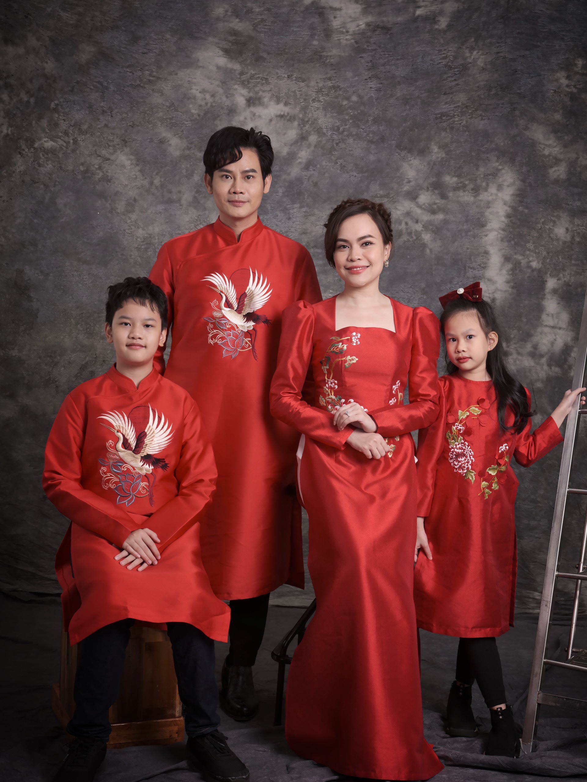 Hồng Phúc và gia đình diện áo dài. Ảnh: Bảo Nguyễn.