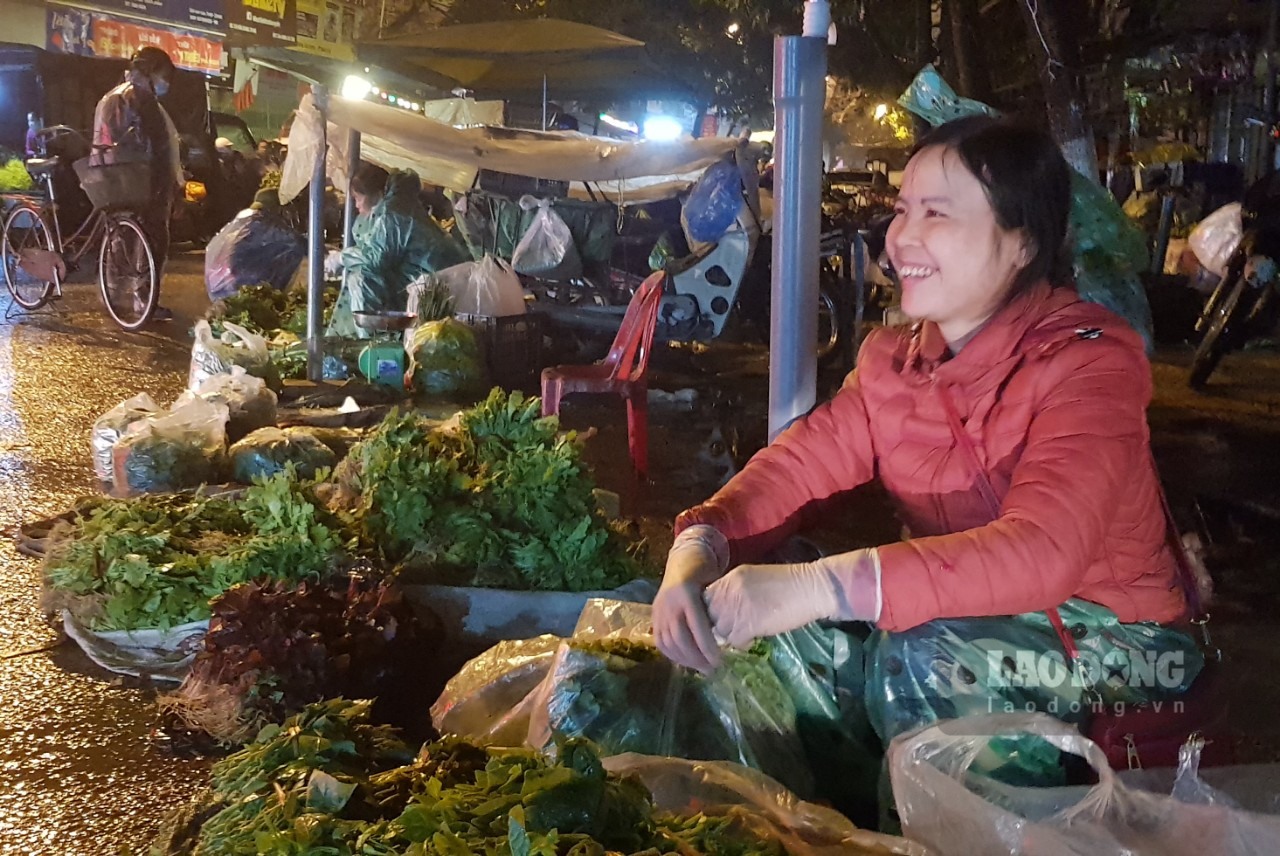 Chị Nguyễn Thị Huê, một tiểu thương ở đây cho biết, khu vực trung tâm của Chợ thì sáng mới họp, còn khu vực phía ngoài là khu cung cấp, phân phối các hàng nông sản, thực phẩm và chỉ hoạt động từ 23h đêm hôm trước cho đến 5h sáng ngày hôm sau. Ảnh: Nguyễn Trường