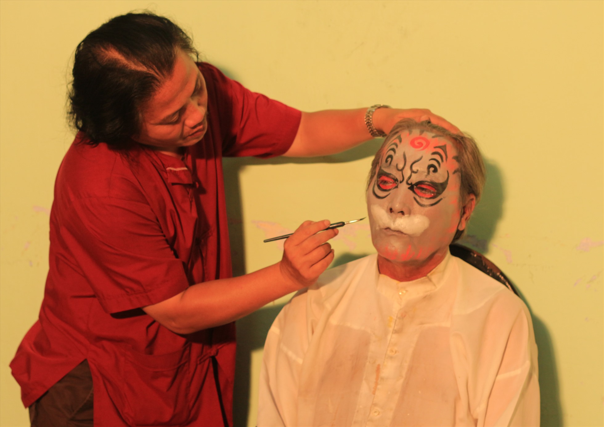 Nghệ nhân La Hùng vẽ mặt nạ Tuồng Huế. Ảnh: Trọng Bình