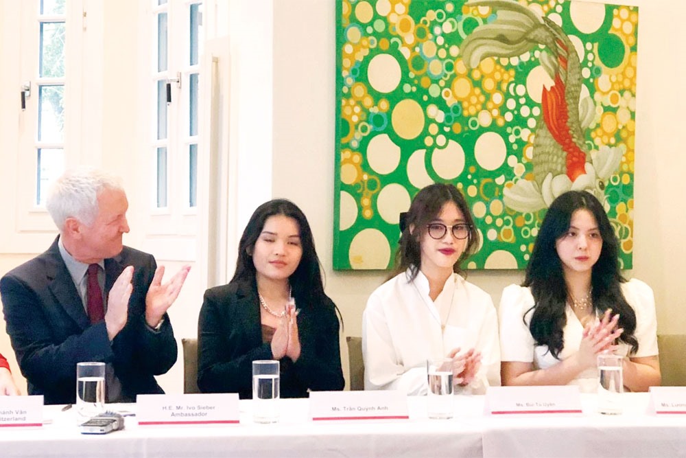 Đại sứ quán Thụy Sĩ tại Việt Nam đã tổ chức cuộc gặp gỡ với nhóm Adorbsies của ba nữ sinh Việt đoạt giải đặc biệt cuộc thi “Giải thưởng Trái đất 2022“. Ảnh: THU TRANG