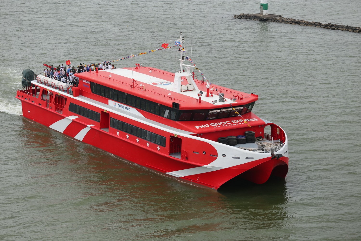 Tuyến du lịch biển xuyên tỉnh Đà Nẵng - Quảng Ngãi vừa được khai trương trong năm 2022. Ảnh: Thanh Hải