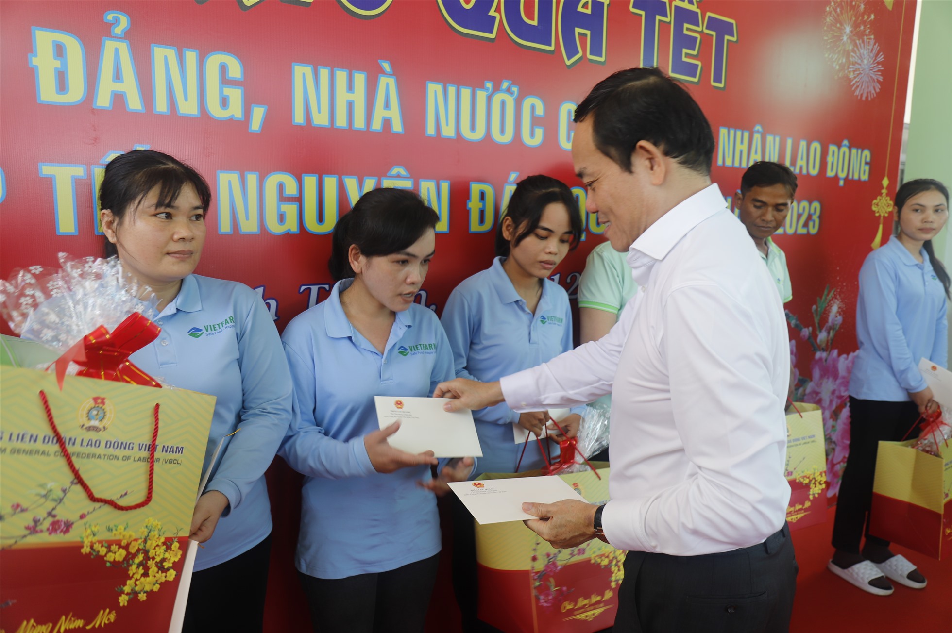 Phó Thủ tướng Trần Lưu Quang tặng quà cho người lao động Ninh Thuận. Ảnh Hữu Long